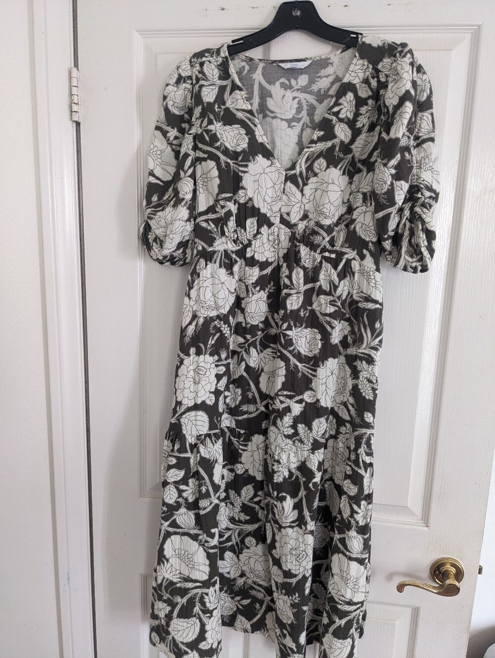 Floral Cotton V-Neck Midi Dress in Green and White